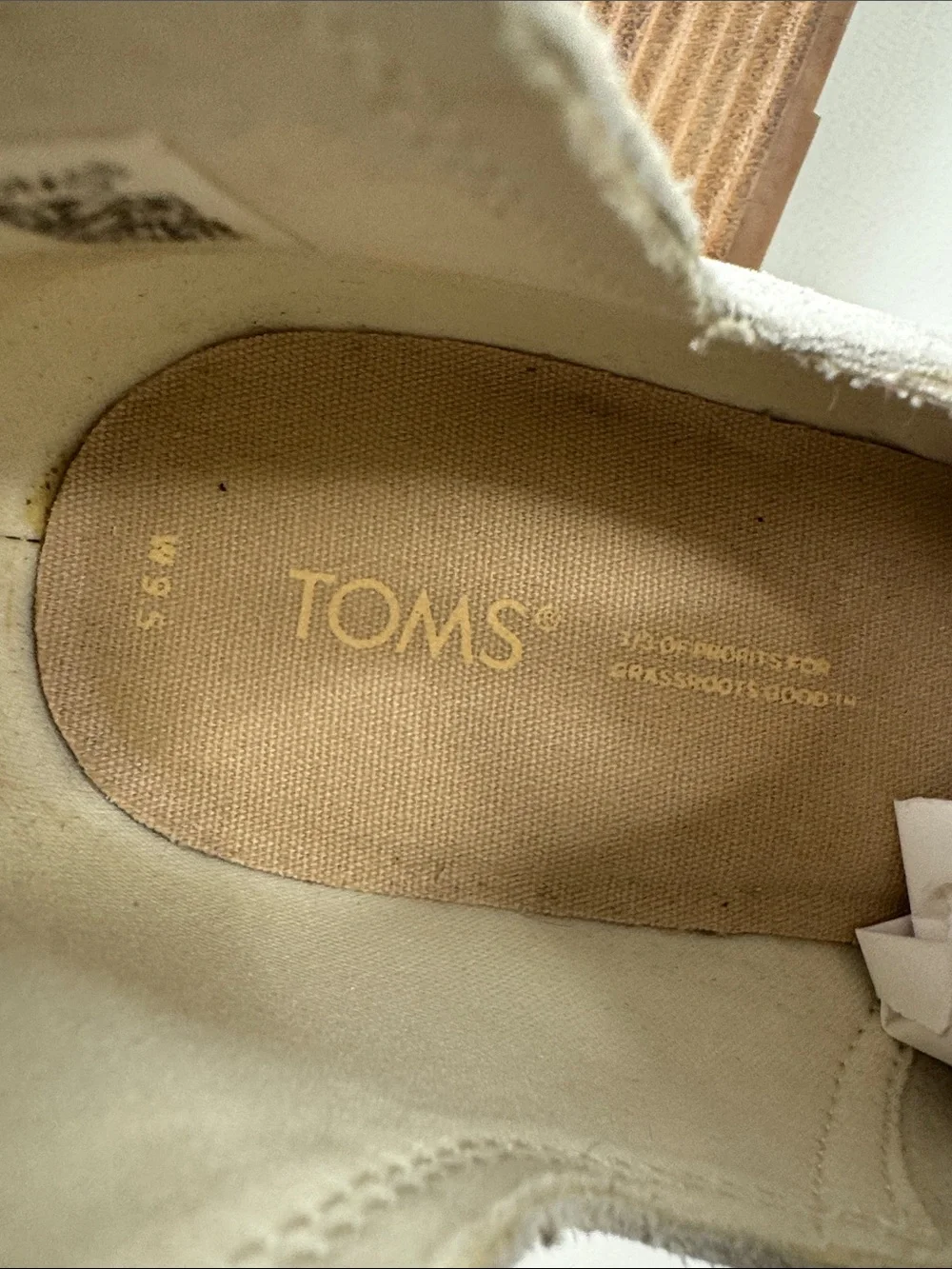 Toms cream light